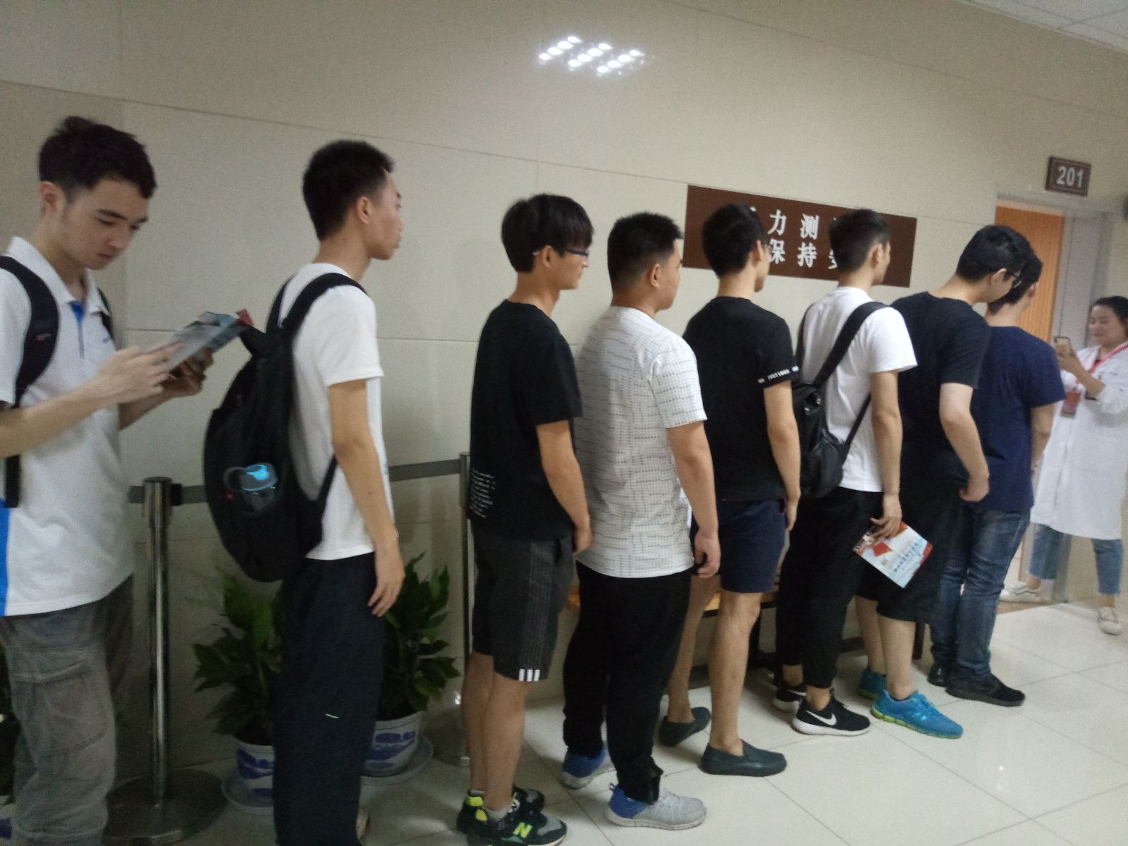 学院2018年大学生征兵体检工作顺利开展